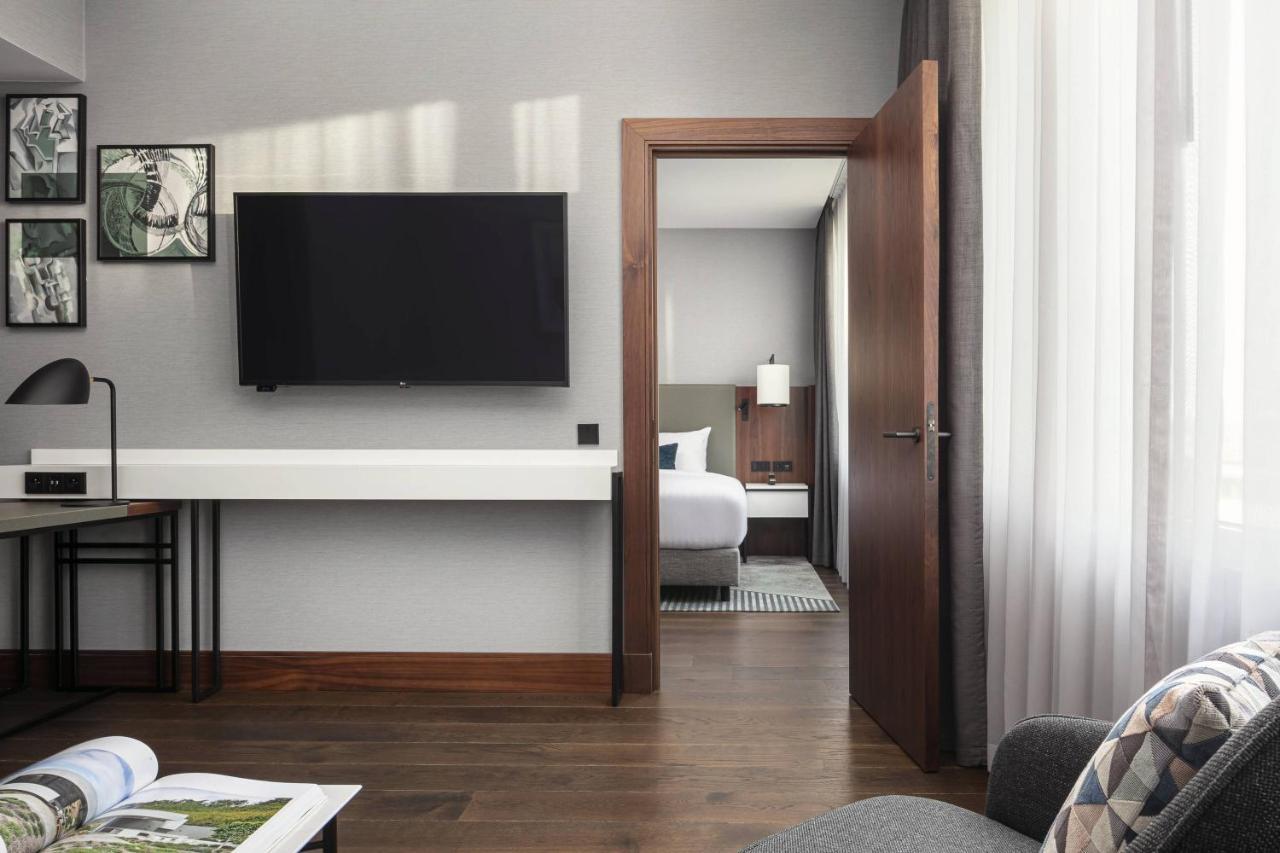 Prague Marriott Hotel Ngoại thất bức ảnh A guest room at the hotel