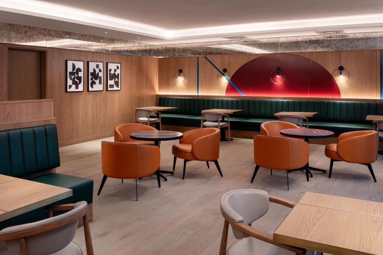 Prague Marriott Hotel Ngoại thất bức ảnh The lounge at London Heathrow Airport