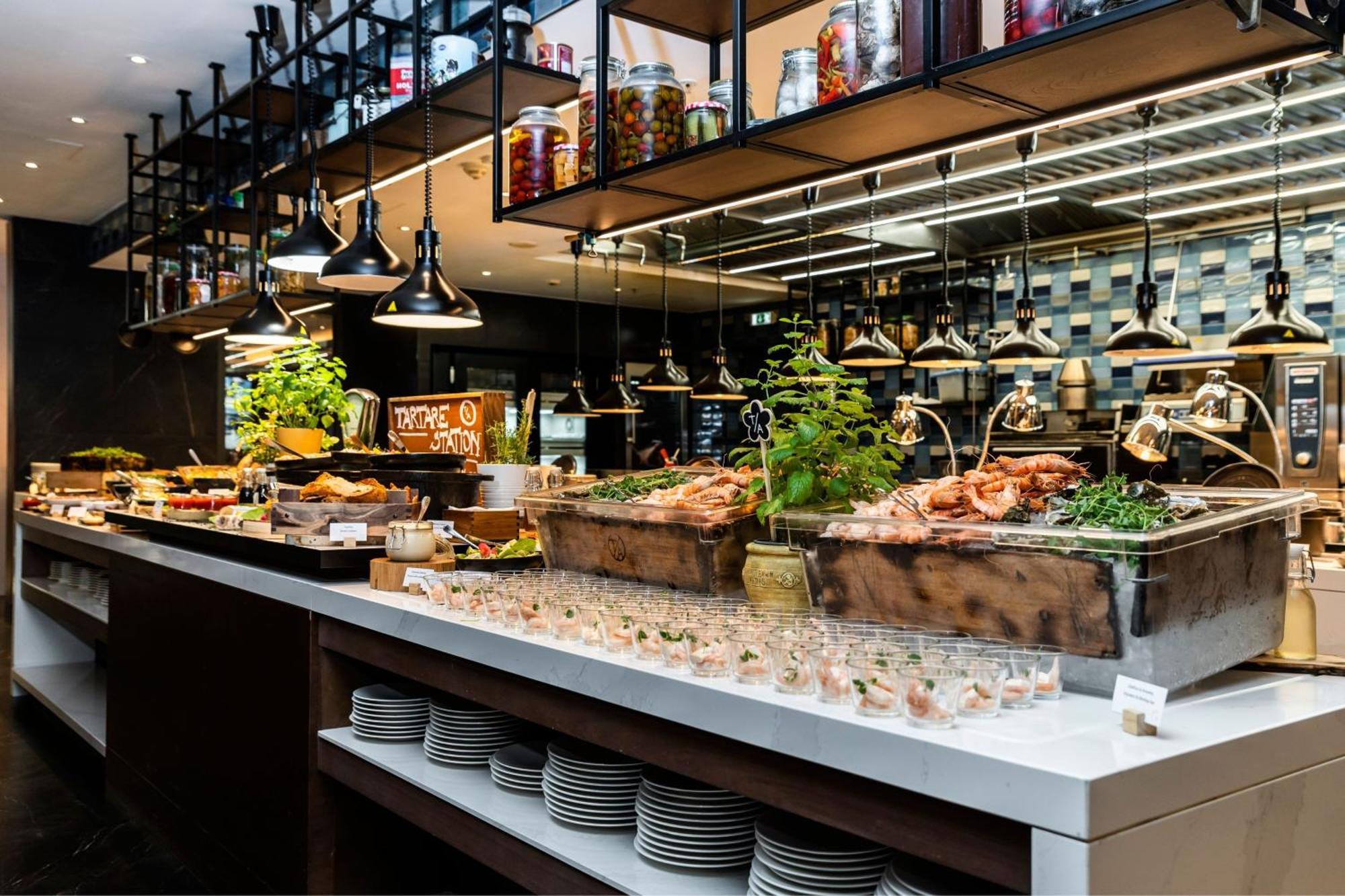Prague Marriott Hotel Ngoại thất bức ảnh Seafood bar at a restaurant