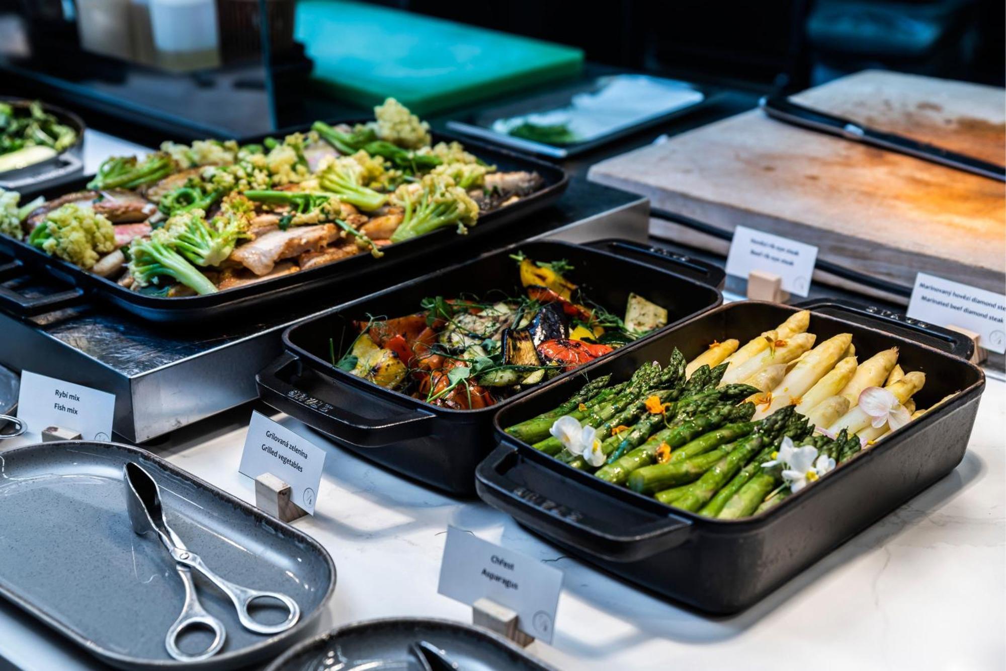 Prague Marriott Hotel Ngoại thất bức ảnh A selection of vegetarian dishes at a buffet