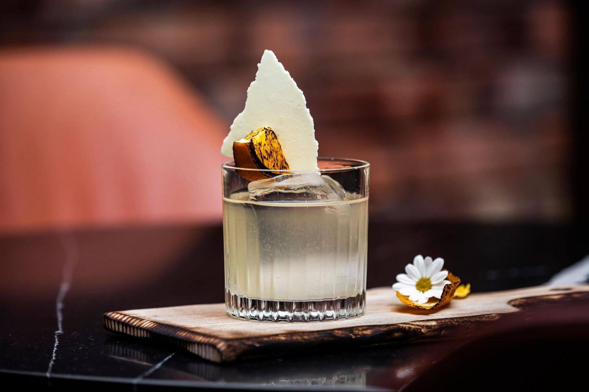 Prague Marriott Hotel Ngoại thất bức ảnh A Clover Club cocktail