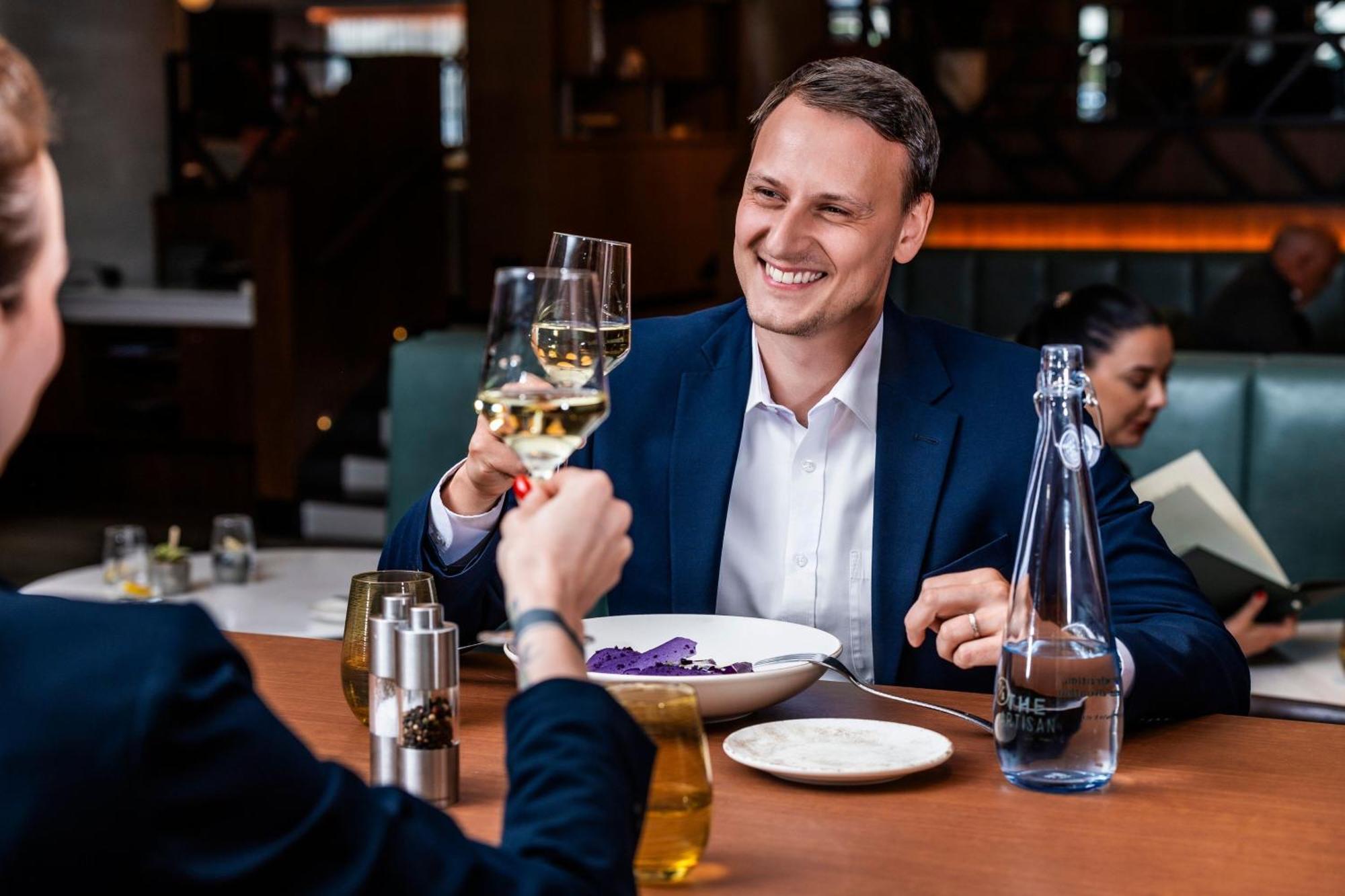 Prague Marriott Hotel Ngoại thất bức ảnh A man drinking wine