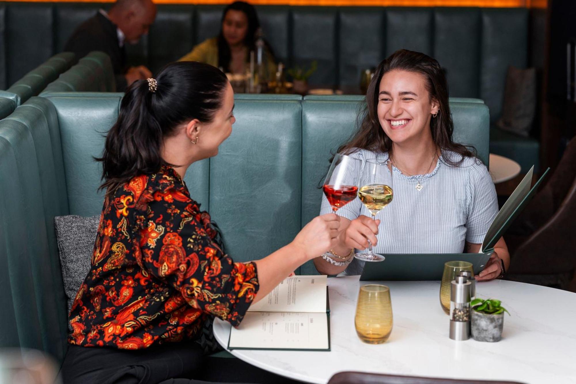 Prague Marriott Hotel Ngoại thất bức ảnh Two women shaking hands over a meal