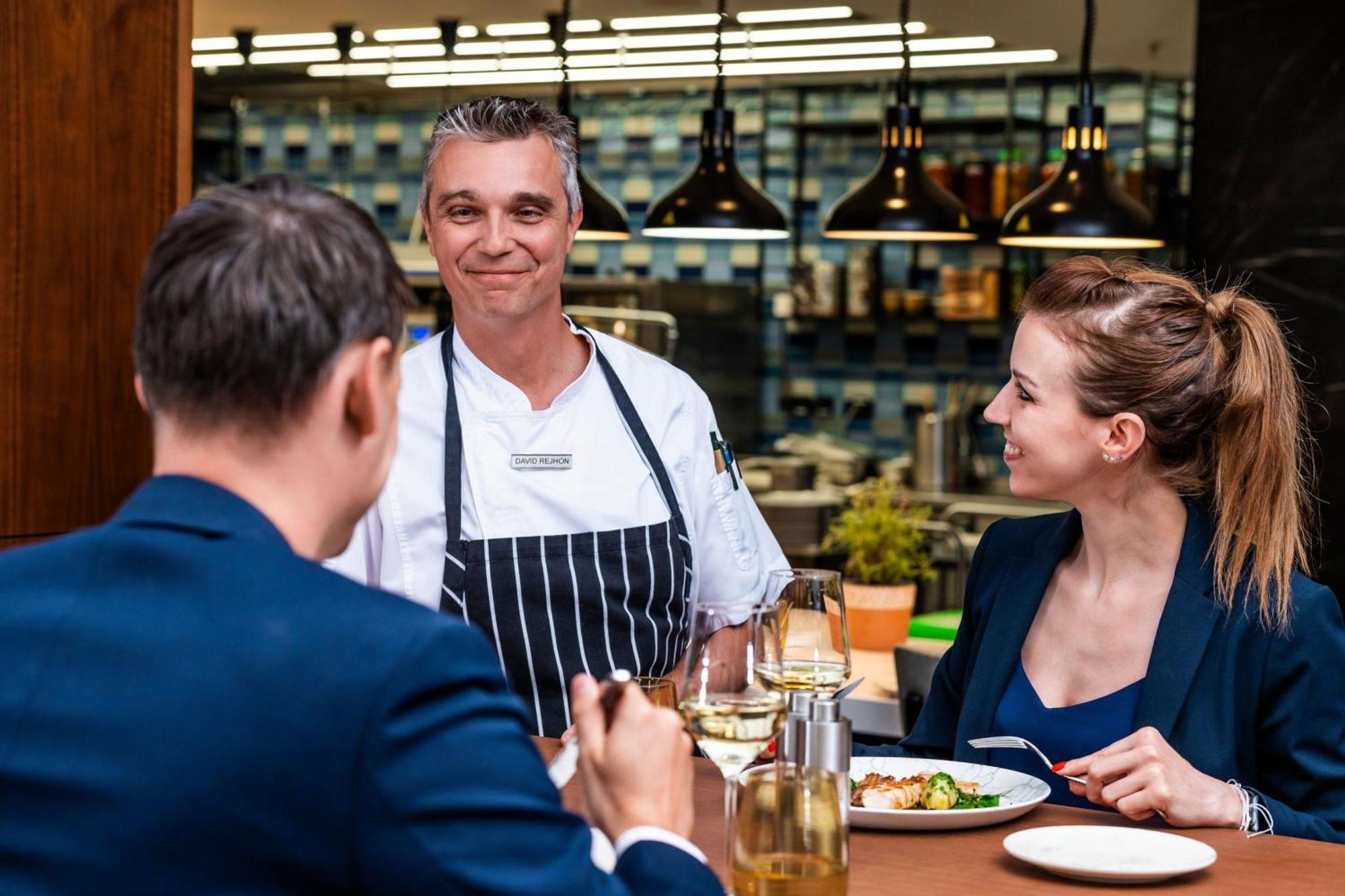 Prague Marriott Hotel Ngoại thất bức ảnh A chef serving customers