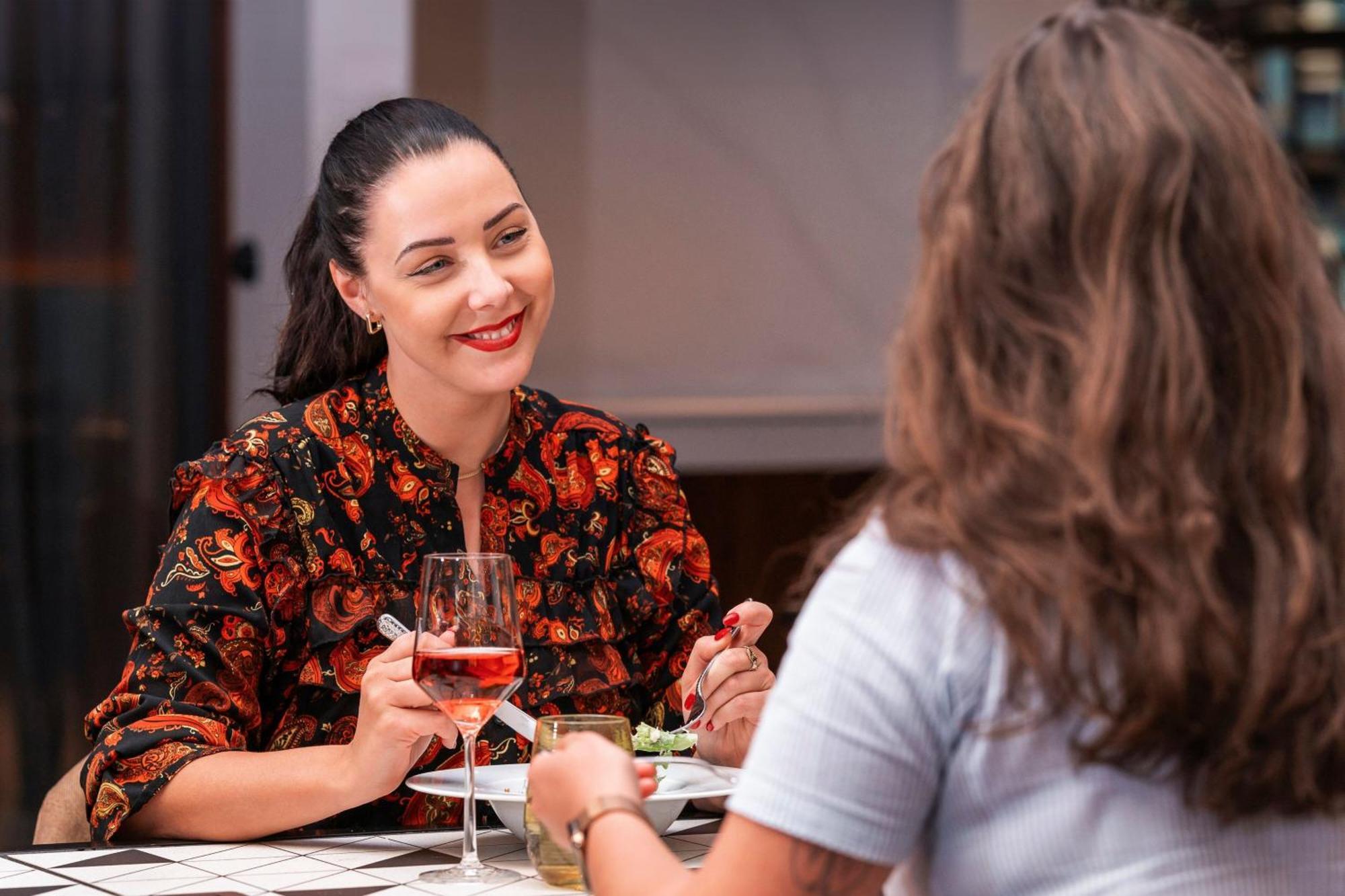 Prague Marriott Hotel Ngoại thất bức ảnh Two women dining together
