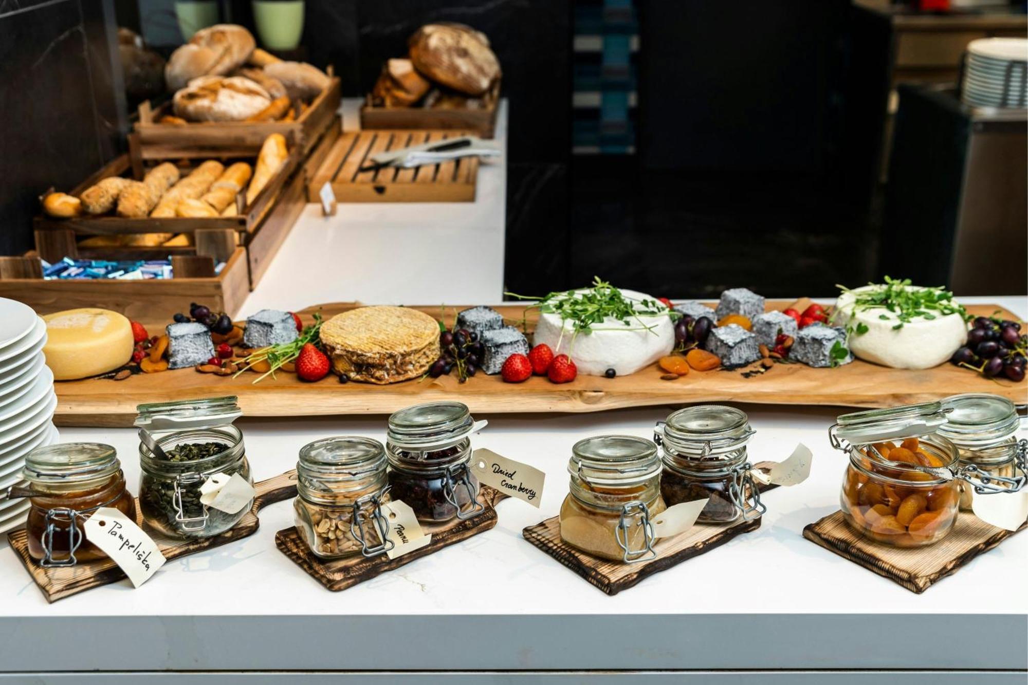 Prague Marriott Hotel Ngoại thất bức ảnh A selection of food at a buffet